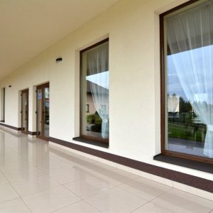 Jaki otwór pod drzwi 80 i 90? Wymiary dla ościeżnicy stałej i regulowanej